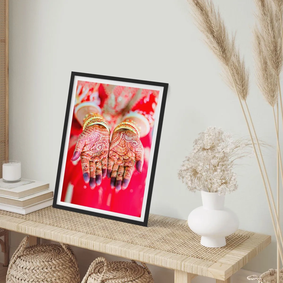 Poster in einem schwarzem Rahmen - Dekorative Henna-Hände vor rotem Hintergrund - 50x70cm - Bereit, das Glück zu fangen? - Moderne Wanddekoration für Wohnzimmer und Schlafzimmer ARTTOR