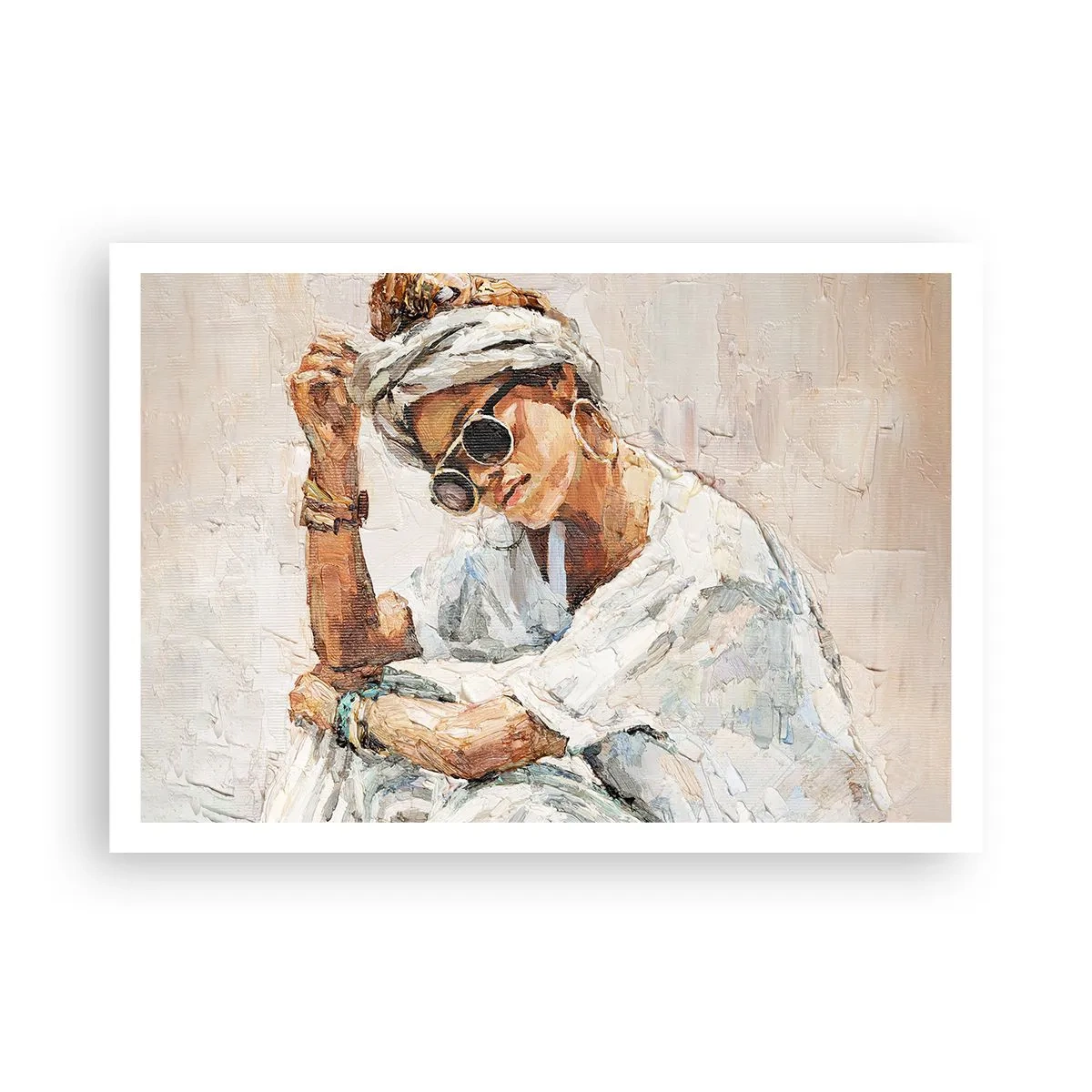 Poster - Porträt einer Frau mit Sonnenbrille vor einer hellen Wand - 100x70cm - Porträt in voller Sonne - Moderne Wanddekoration für Wohnzimmer und Schlafzimmer ARTTOR