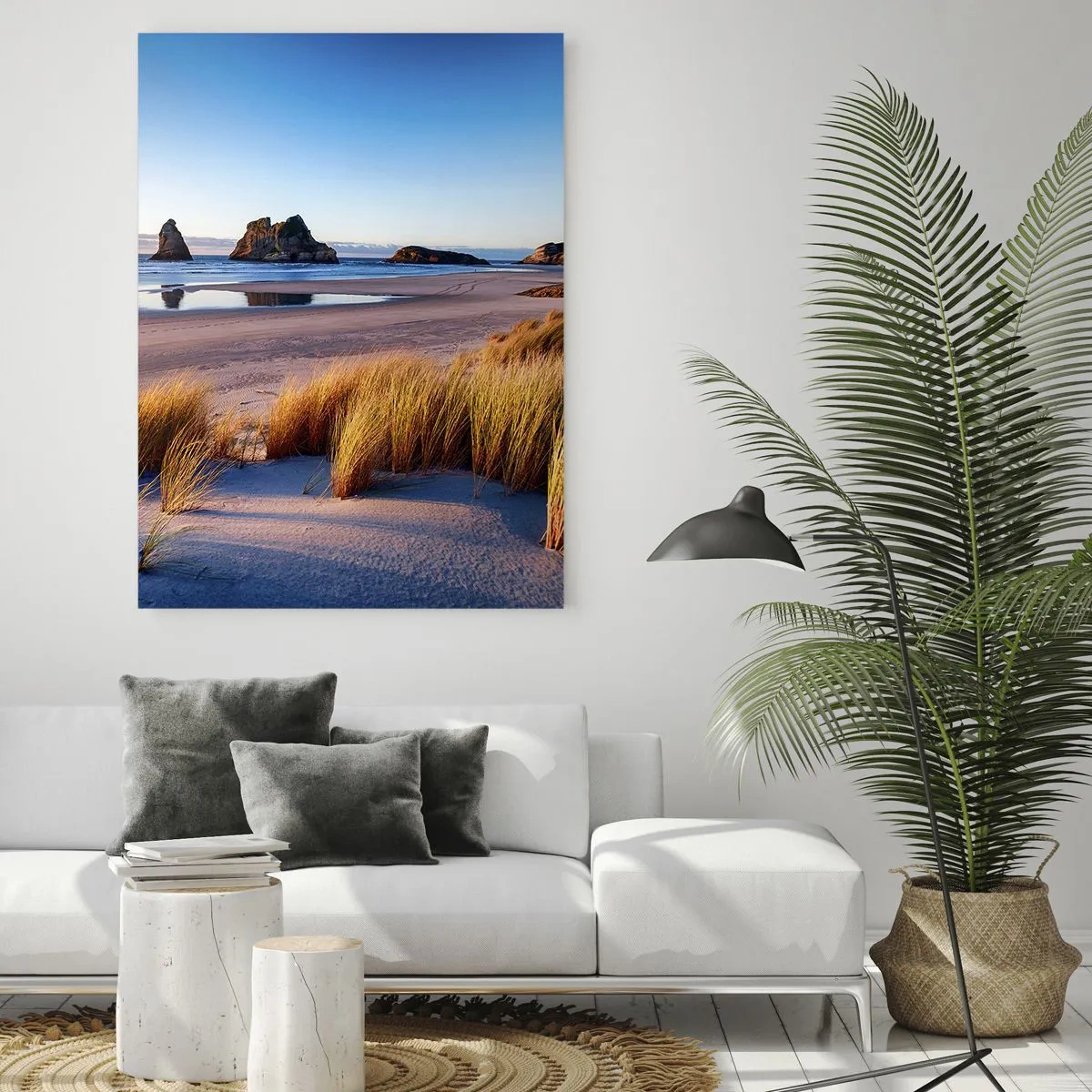 Glasbild - Bild auf glas - Ein Strand im Morgengrauen mit Gras und Felsen im Hintergrund und einem ruhigen Meer - 50x70cm - Für Friedenssuchende - Moderne Wanddekoration für Wohnzimmer und Schlafzimmer ARTTOR