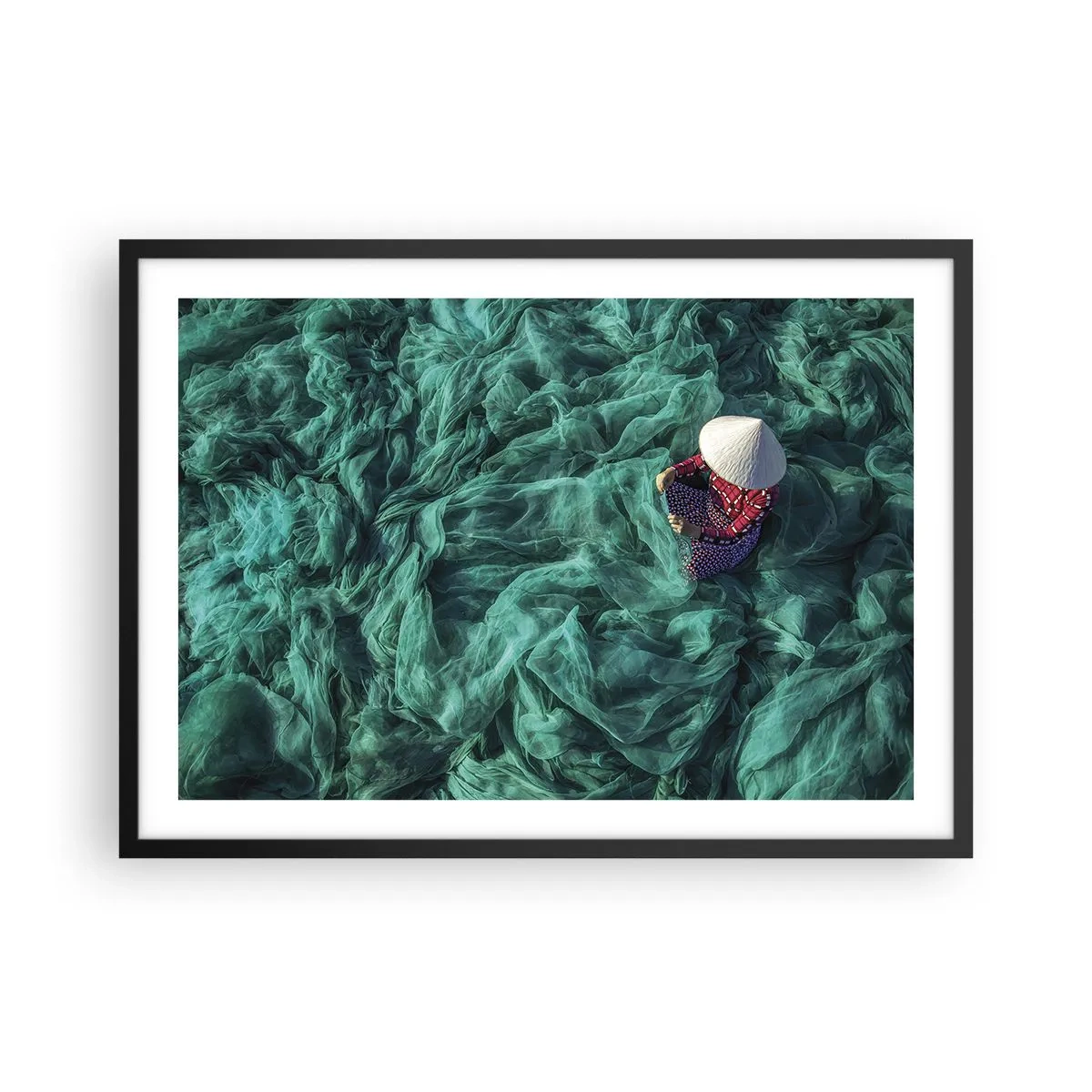 Poster in einem schwarzem Rahmen - Eine Person mit Hut zwischen grünen Fischernetzen - 70x50cm - In einem Meer aus Netzen - Moderne Wanddekoration für Wohnzimmer und Schlafzimmer ARTTOR