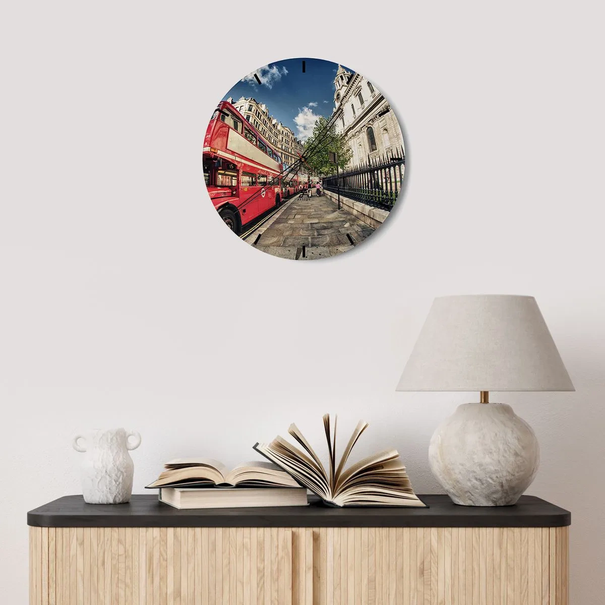 Wanduhr - Glasuhr - Ein roter Doppeldeckerbus auf einer Stadtstraße an einem sonnigen Tag - 30x30cm - Londoner Straße in Grau und Rot - Moderne Wanddekoration für Wohnzimmer, Küche und Schlafzimmer ARTTOR