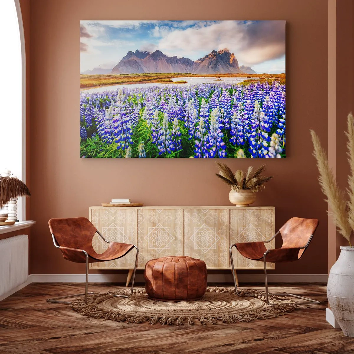 Bild auf Leinwand - Leinwandbild - Blumen in einer Berglandschaft mit malerischem Himmel - 70x50cm - Kraft und Strenge neben Sanftmut - Moderne Wanddekoration für Wohnzimmer und Schlafzimmer ARTTOR