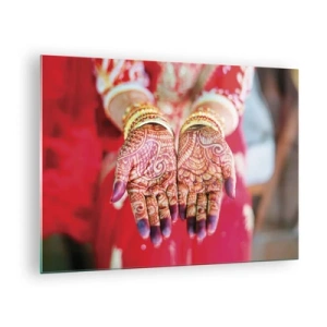 Glasbild - Bild auf glas - Henna-Hände in traditioneller Kleidung vor rotem Hintergrund - 70x50cm - Bereit, das Glück zu fangen? - Moderne Wanddekoration für Wohnzimmer und Schlafzimmer ARTTOR