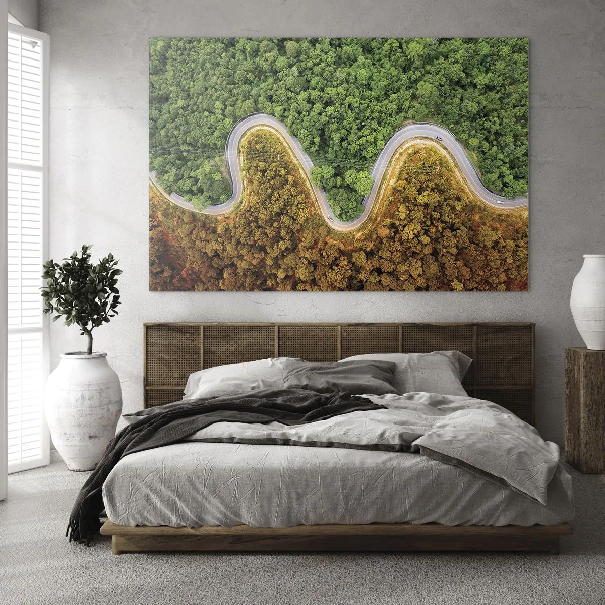 Glasbild - Bild auf glas - Eine kurvenreiche Straße durch einen dichten Wald aus der Vogelperspektive gesehen - 100x70cm - Grenzen und Durchbrüche - Moderne Wanddekoration für Wohnzimmer und Schlafzimmer ARTTOR