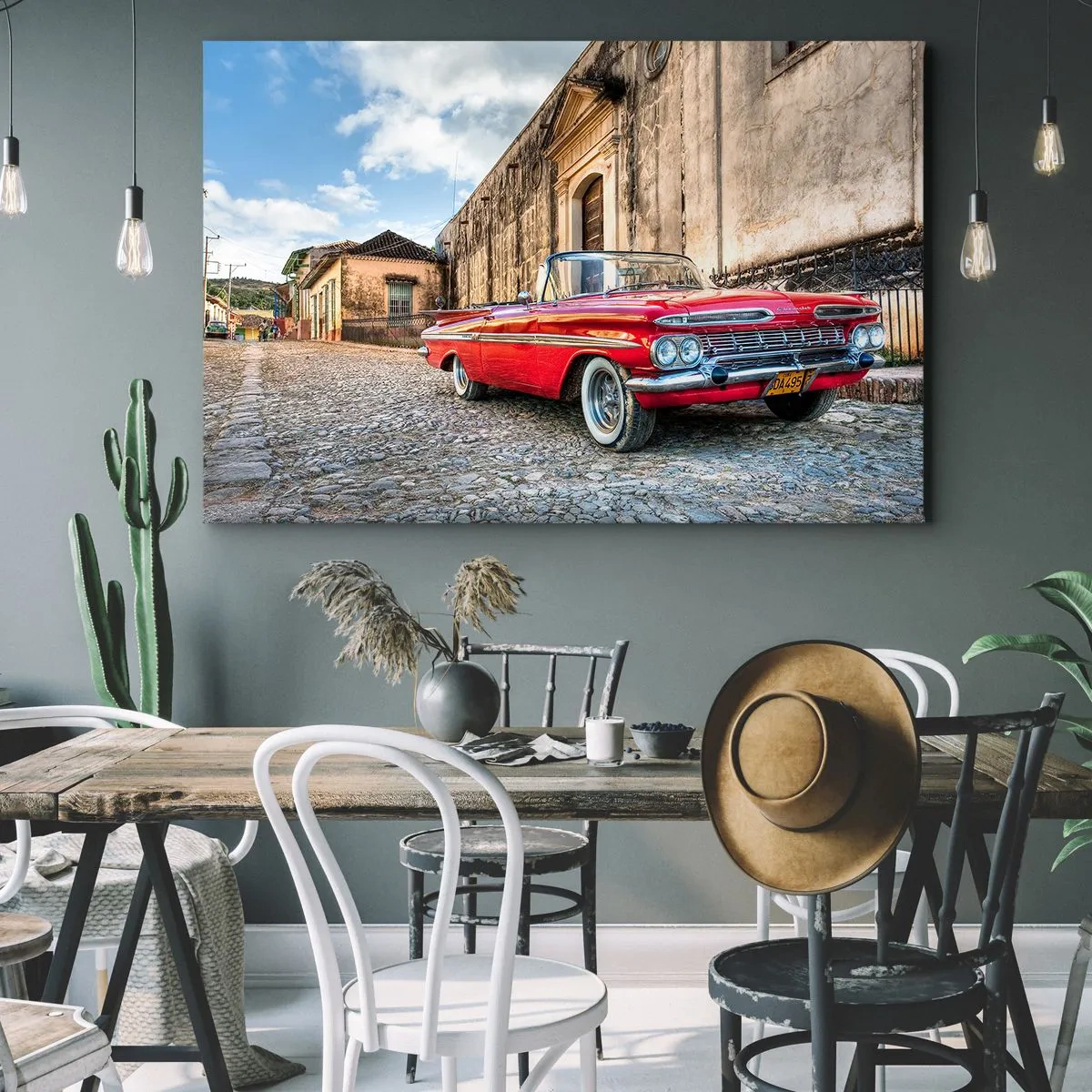 Bild auf Leinwand - Leinwandbild - Roter Oldtimer auf einer Kopfsteinpflasterstraße - 70x50cm - Kubanische Emotionen - Moderne Wanddekoration für Wohnzimmer und Schlafzimmer ARTTOR