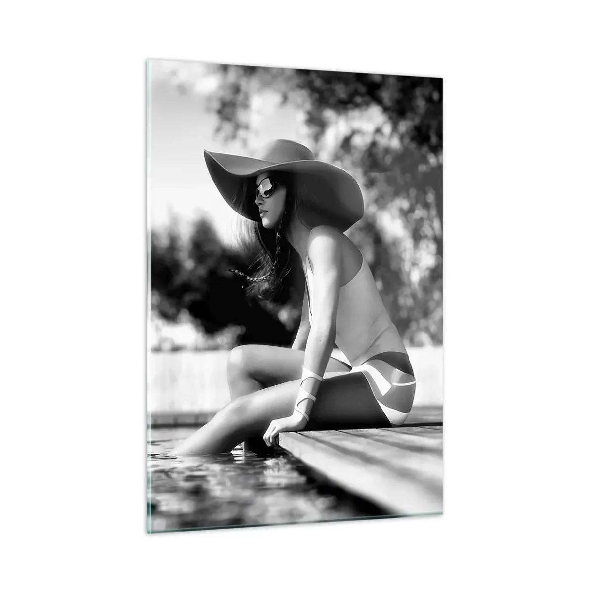 Glasbild - Bild auf glas - Frau mit Hut sitzt am Pool in Schwarz und Weiß - 50x70cm - Sommertraum - Moderne Wanddekoration für Wohnzimmer und Schlafzimmer ARTTOR