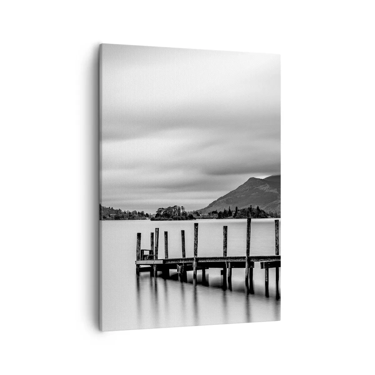 Bild auf Leinwand - Leinwandbild - Schwarz-weiße Landschaft mit einem Pier über einem See - 50x70cm - Milde und Kraft - Moderne Wanddekoration für Wohnzimmer und Schlafzimmer ARTTOR