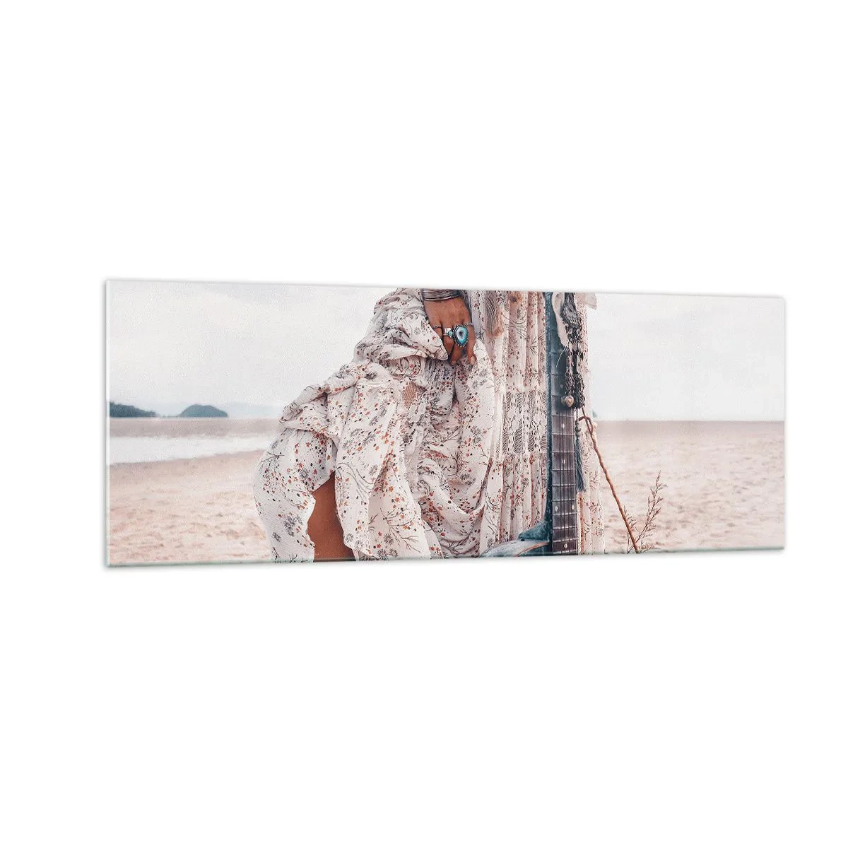 Glasbild - Bild auf glas - Frau im Boho-Stil mit Gitarre am Strand - 140x50cm - Kinderblumen auf dem Weg - Moderne Wanddekoration für Wohnzimmer und Schlafzimmer ARTTOR