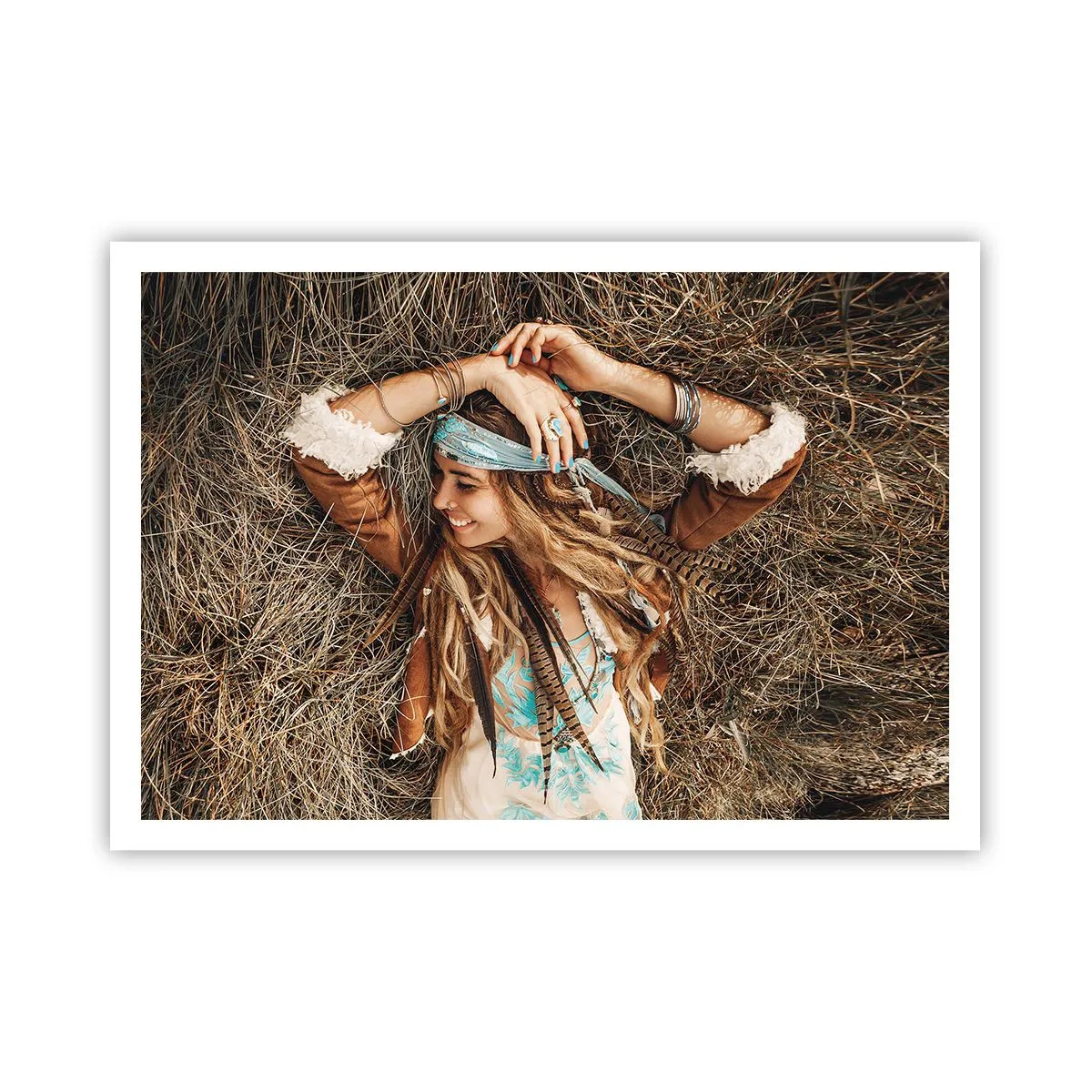 Poster - Frau im Boho-Stil liegt auf Heu - 100x70cm - Auf dem Weg in den Sommer der Liebe - Moderne Wanddekoration für Wohnzimmer und Schlafzimmer ARTTOR