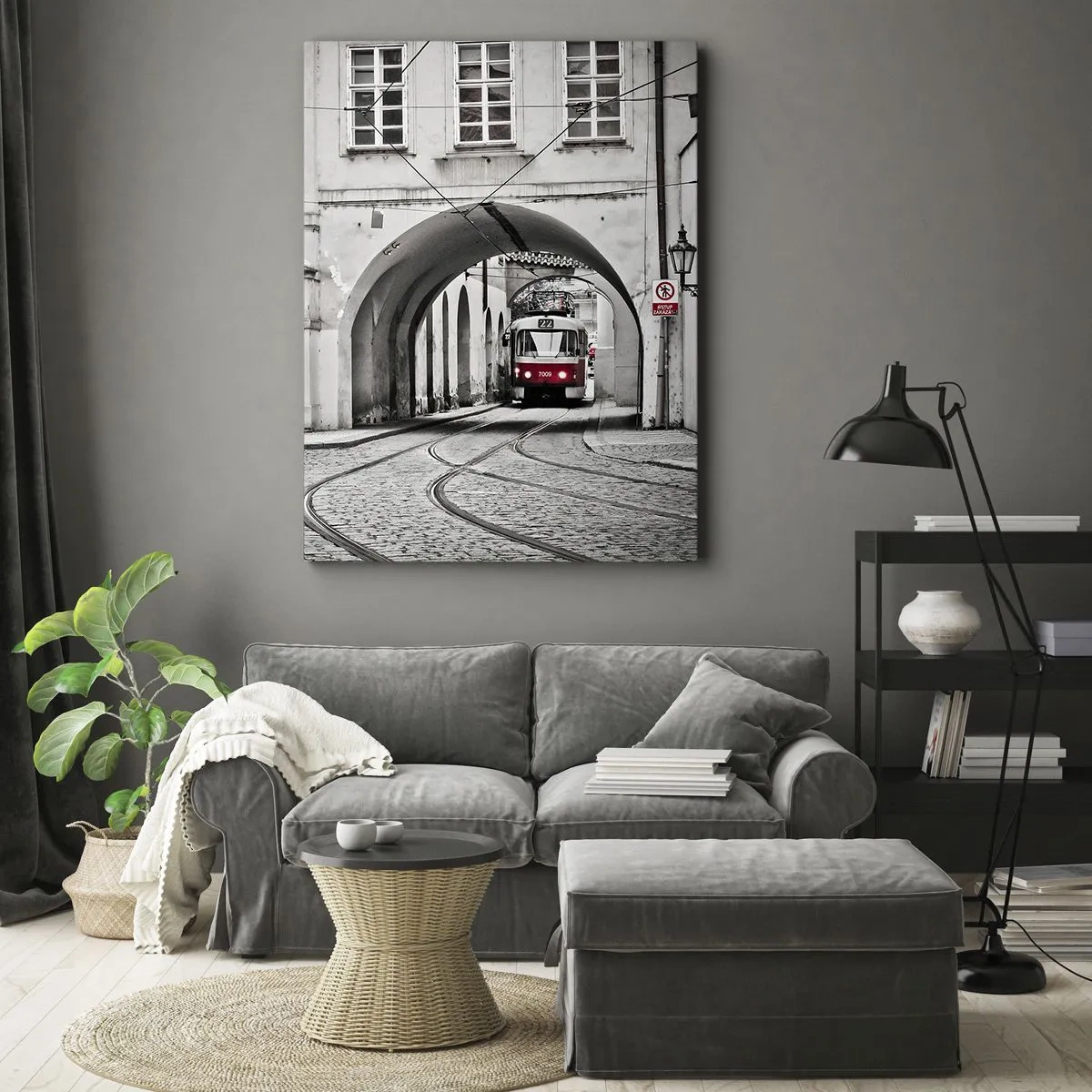 Bild auf Leinwand - Leinwandbild - Eine schwarz-weiße Straßenbahn in einer historischen Stadtstraße - 50x70cm - Durch das Stadtlabyrinth - Moderne Wanddekoration für Wohnzimmer und Schlafzimmer ARTTOR
