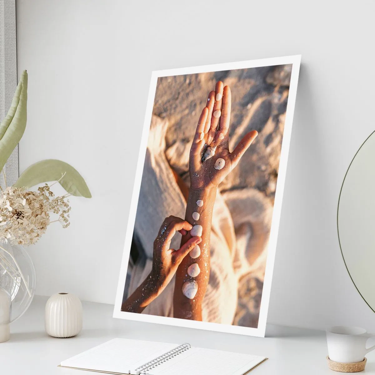 Poster - Mit Muscheln verzierte Hände auf sandigem Untergrund - 50x70cm - Schönheit an Ihren Fingerspitzen - Moderne Wanddekoration für Wohnzimmer und Schlafzimmer ARTTOR