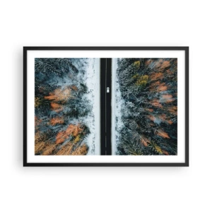 Poster in einem schwarzem Rahmen - Eine Straße durch einen Winterwald aus der Vogelperspektive gesehen - 70x50cm - Schnitt durch den Winterwald - Moderne Wanddekoration für Wohnzimmer und Schlafzimmer ARTTOR