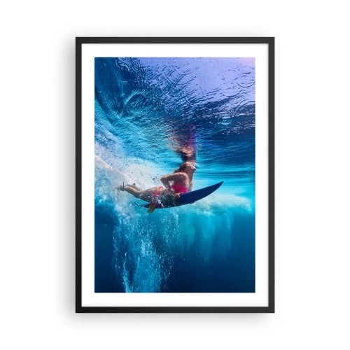 Poster in einem schwarzem Rahmen - Ein Surfer, eingetaucht in die türkisfarbenen Tiefen des Ozeans - 50x70cm - Tiefe der Freude - Moderne Wanddekoration für Wohnzimmer und Schlafzimmer ARTTOR