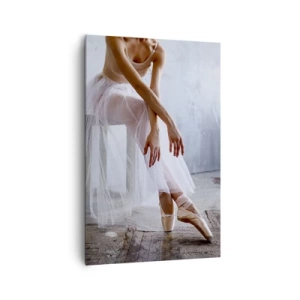 Bild auf Leinwand - Leinwandbild - Eine Ballerina in zarter Pose vor industriellem Hintergrund - 80x120cm - Bevor die Rampe leuchtet - Moderne Wanddekoration für Wohnzimmer und Schlafzimmer ARTTOR