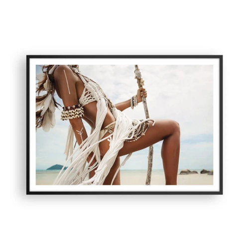 Poster in einem schwarzem Rahmen - Eine Frauenfigur mit ethnischen Ornamenten und Kleidung vor dem Hintergrund einer tropischen Landschaft. - 100x70cm - Eine Priesterin der Sonne - Moderne Wanddekoration für Wohnzimmer und Schlafzimmer ARTTOR