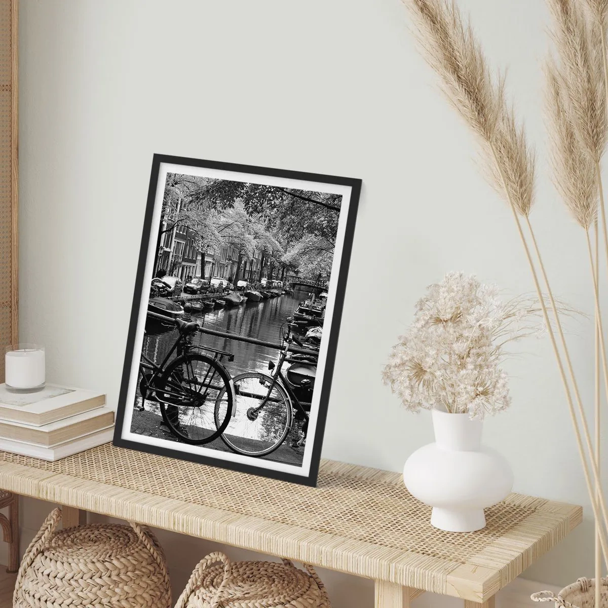 Poster in einem schwarzem Rahmen - Schwarz-Weiß-Ansicht eines Kanals mit Fahrrädern in Amsterdam - 50x70cm - Ein sehr holländischer Anblick - Moderne Wanddekoration für Wohnzimmer und Schlafzimmer ARTTOR