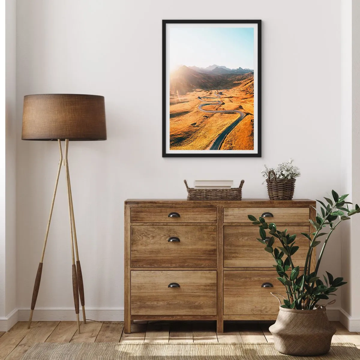 Poster in einem schwarzem Rahmen - Eine kurvenreiche Straße durch goldene, von der Sonne beleuchtete Felder - 50x70cm - In einem goldenen Tal - Moderne Wanddekoration für Wohnzimmer und Schlafzimmer ARTTOR