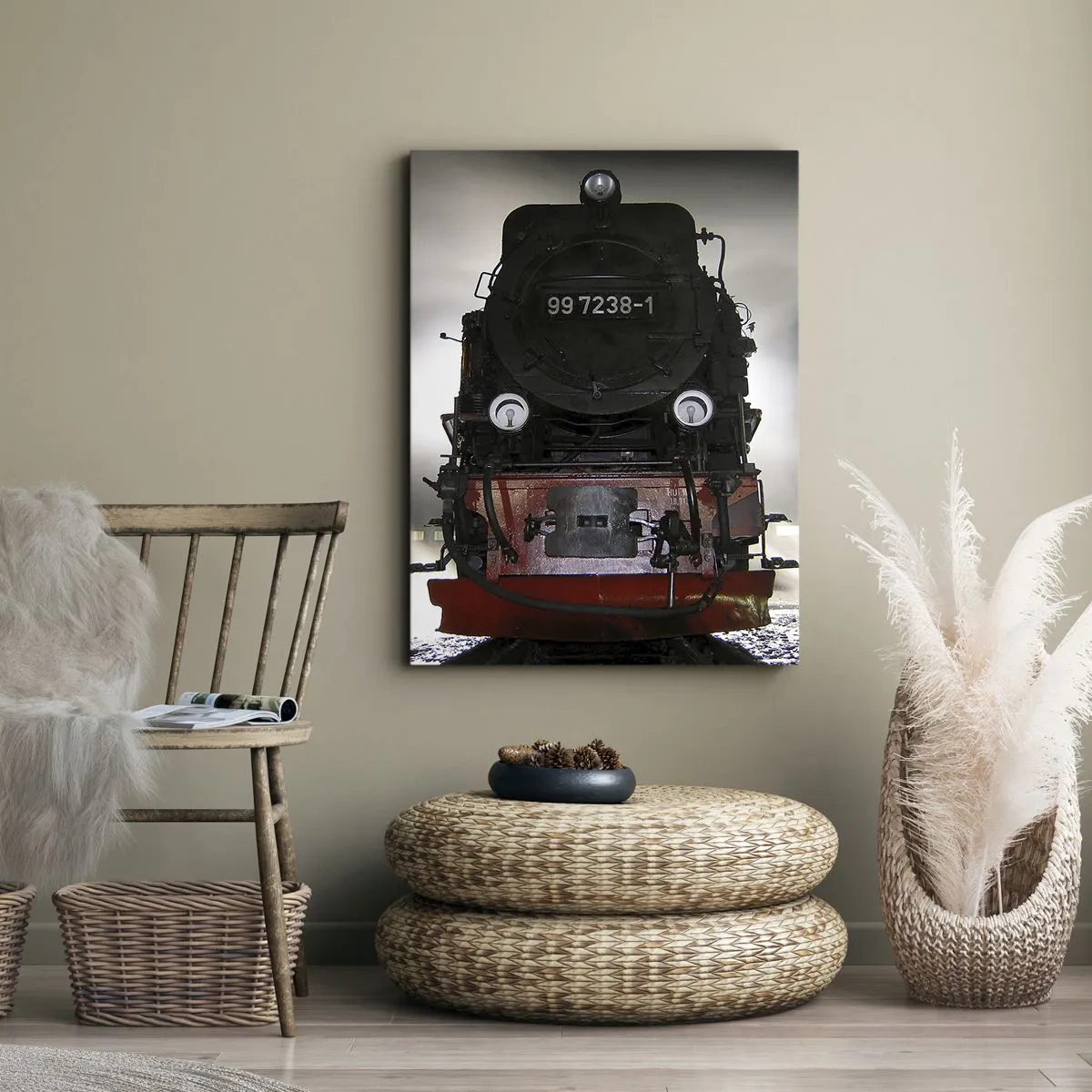 Bild auf Leinwand - Leinwandbild - Eine Dampflokomotive, umgeben von Dampf vor einem dunklen Himmel in einer stimmungsvollen Umgebung - 50x70cm - Er steht und keucht, seufzt und pustet - Moderne Wanddekoration für Wohnzimmer und Schlafzimmer ARTTOR
