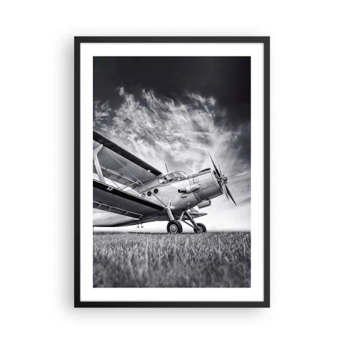 Poster in einem schwarzem Rahmen - Ein Schwarzweißbild eines Flugzeugs vor einem dynamischen Himmel. - 50x70cm - Der geflügelte Wanderer - Moderne Wanddekoration für Wohnzimmer und Schlafzimmer ARTTOR