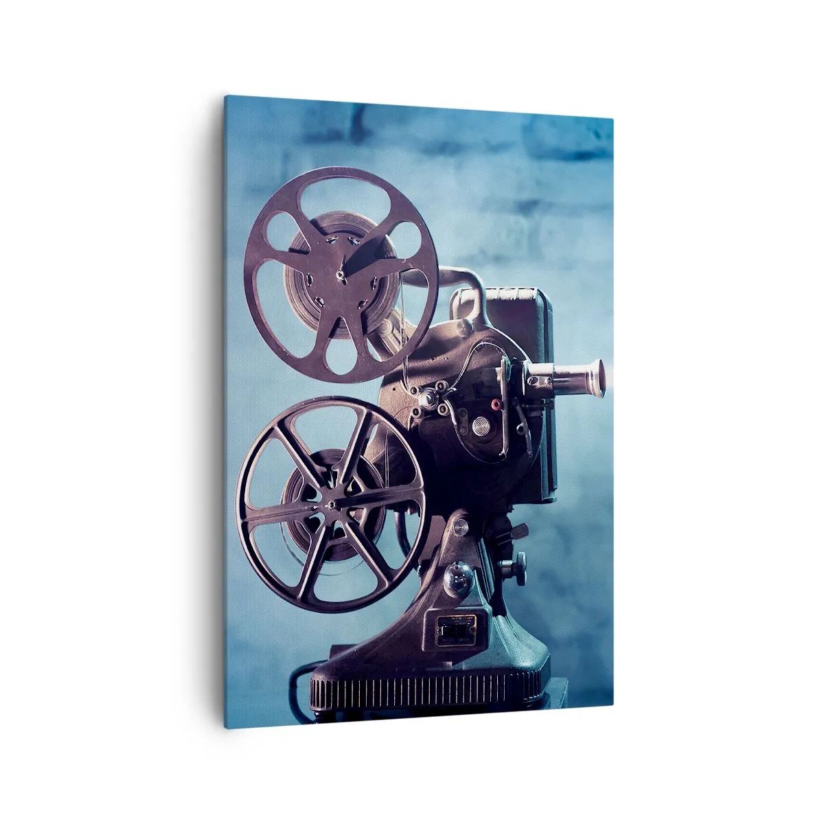 Bild auf Leinwand - Leinwandbild - Ein alter Filmprojektor wirft Licht vor einen blauen Hintergrund - 70x100cm - Im alten Kino - Moderne Wanddekoration für Wohnzimmer und Schlafzimmer ARTTOR