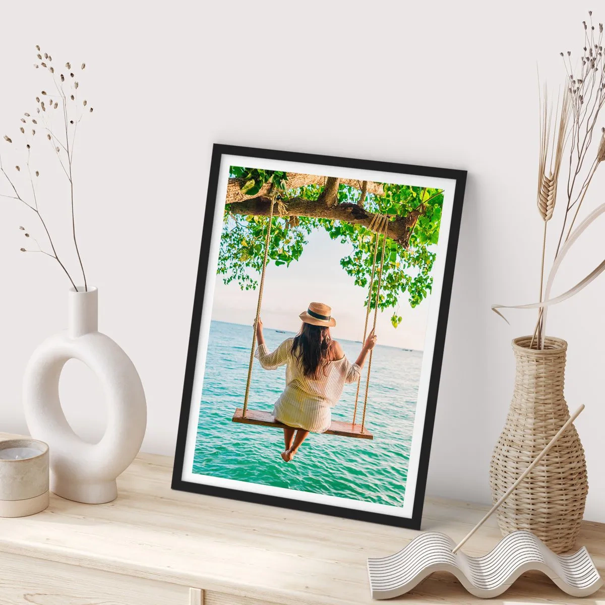Poster in einem schwarzem Rahmen - Frau auf einer Schaukel am Meer in tropischer Umgebung - 50x70cm - Das Leben ist wunderschön - Moderne Wanddekoration für Wohnzimmer und Schlafzimmer ARTTOR