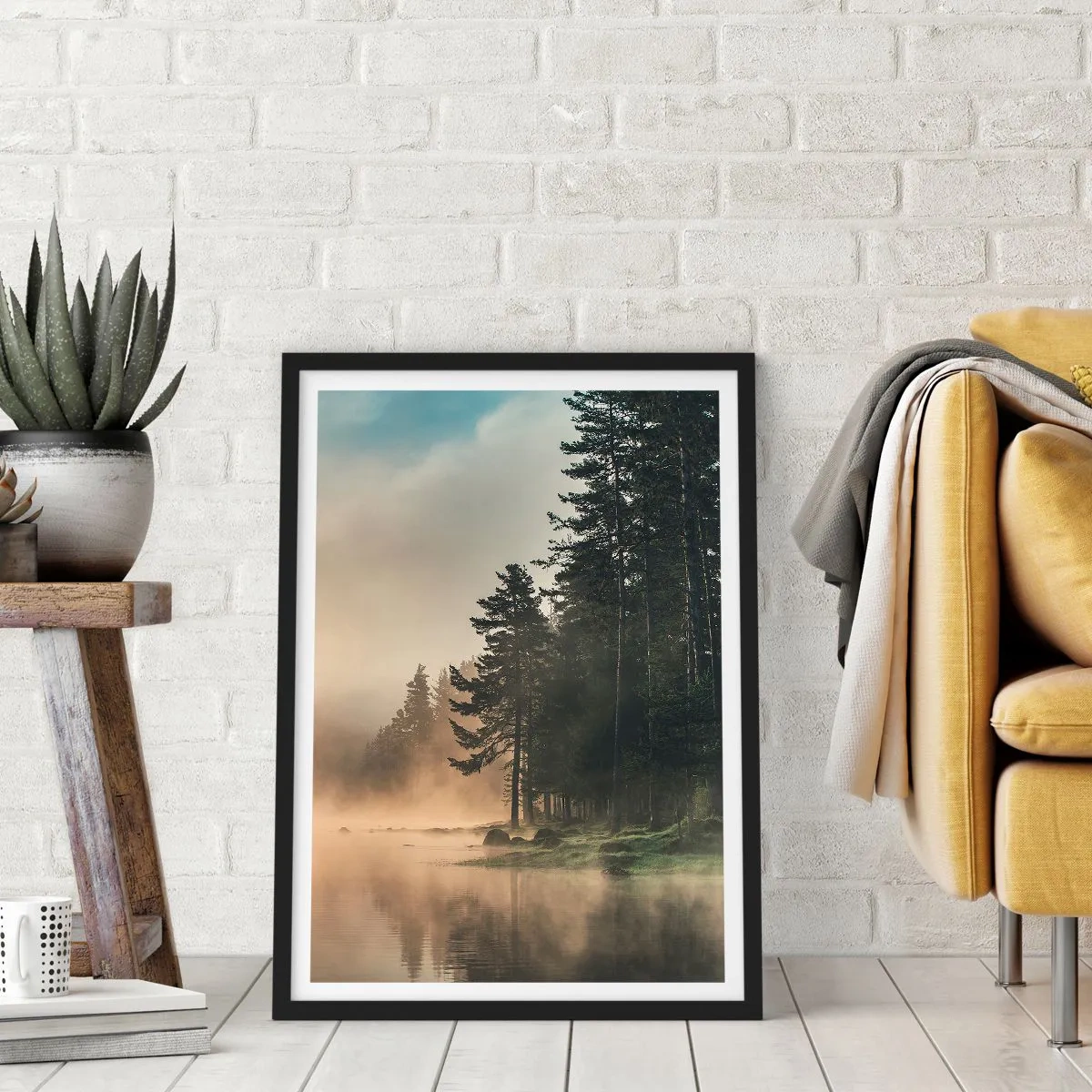 Poster in einem schwarzem Rahmen - Neblige Waldlandschaft über einem ruhigen See - 50x70cm - Die Geburt des Tages - Moderne Wanddekoration für Wohnzimmer und Schlafzimmer ARTTOR