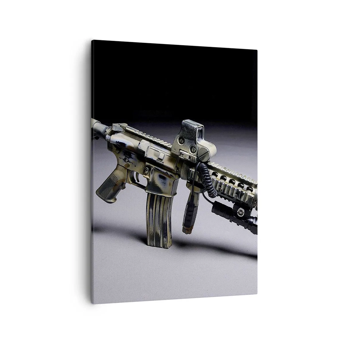 Bild auf Leinwand - Leinwandbild - Moderne Waffe in Tarnfarbe auf dunklem Hintergrund - 50x70cm - Immer bedrohlich - Moderne Wanddekoration für Wohnzimmer und Schlafzimmer ARTTOR