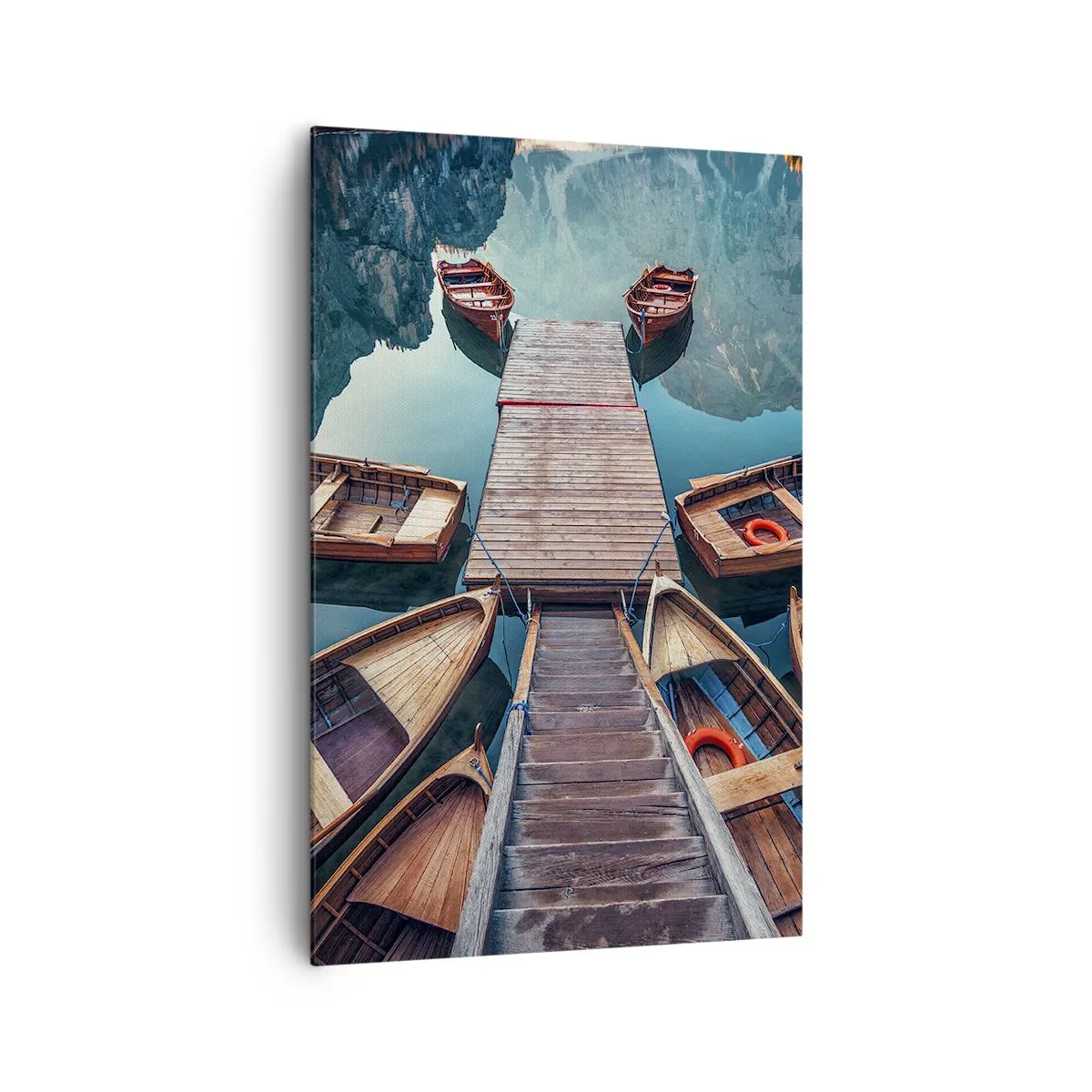 Bild auf Leinwand - Leinwandbild - Holzboote an einem Pier an einem Bergsee - 80x120cm - Ich warte am Yachthafen - Moderne Wanddekoration für Wohnzimmer und Schlafzimmer ARTTOR