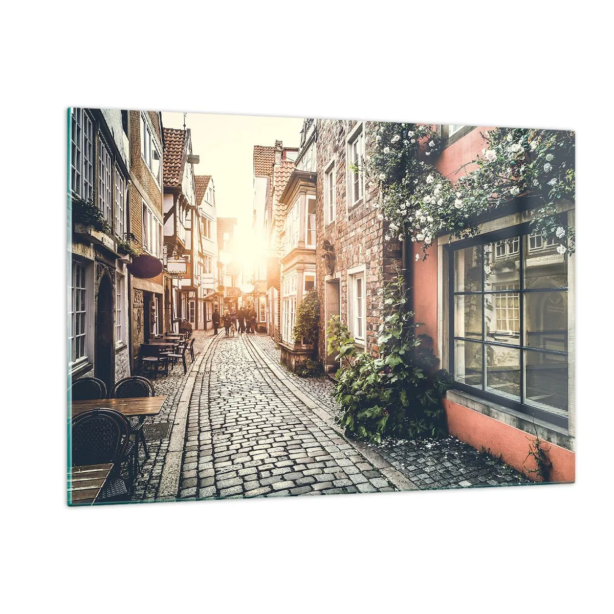 Glasbild - Bild auf glas - Eine charmante Straße mit Mietshäusern, die vom Sonnenuntergang beleuchtet werden - 120x80cm - Rosenallee im rosa Schein - Moderne Wanddekoration für Wohnzimmer und Schlafzimmer ARTTOR