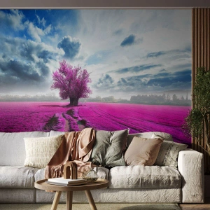 Fototapete Premium Sand - Ein Baum in einem violetten Feld unter einem dynamischen Himmel - 100x70cm - Heide - Wildnis - Moderne Wanddekoration für Wohnzimmer und Schlafzimmer ARTTOR