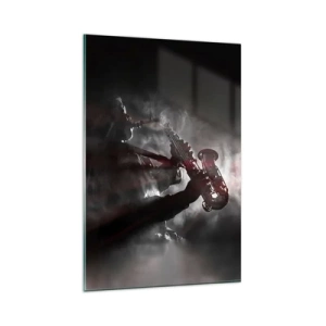 Glasbild - Bild auf glas - Saxophonist im Rauch auf der Bühne in stimmungsvollem Schwarz und Rot - 80x120cm - In den Dämpfen des Jazz - Moderne Wanddekoration für Wohnzimmer und Schlafzimmer ARTTOR