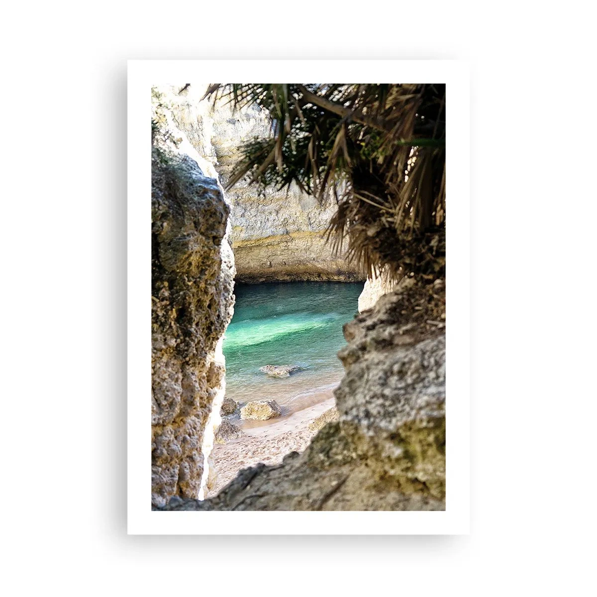 Poster - Blick durch eine Felsspalte auf den versteckten Strand - 50x70cm - Türkisfarbene Bucht - Moderne Wanddekoration für Wohnzimmer und Schlafzimmer ARTTOR