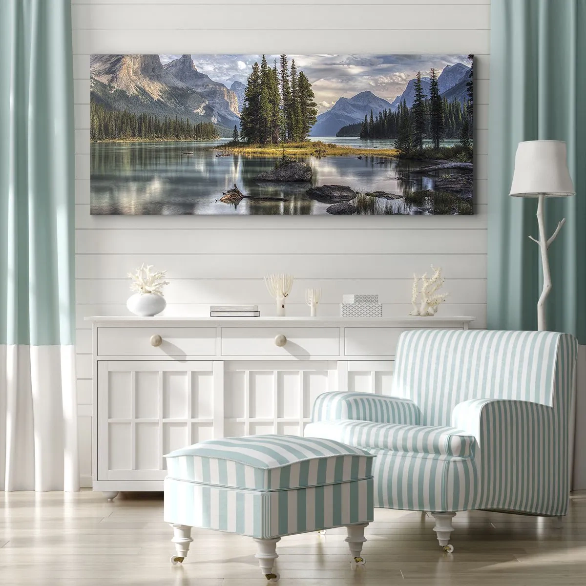 Bild auf Leinwand - Leinwandbild - Eine Berglandschaft mit einer Insel, umgeben von einem ruhigen See - 140x50cm - An dem tollen und sauberen Wasser ... - Moderne Wanddekoration für Wohnzimmer und Schlafzimmer ARTTOR