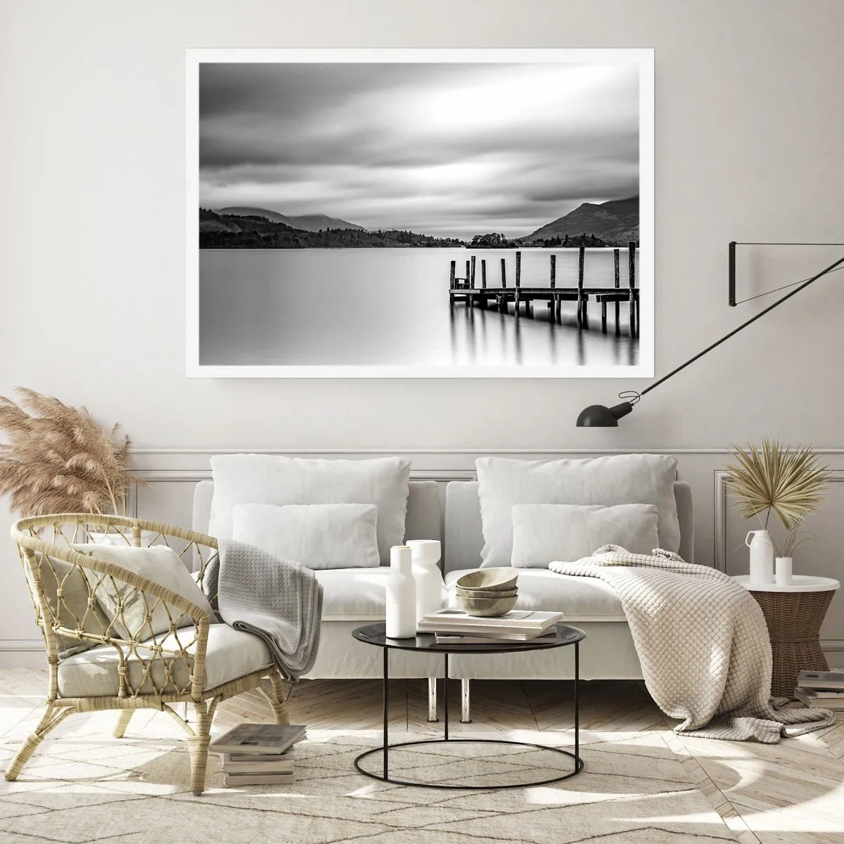 Poster - Schwarz-weiße Landschaft mit einem Pier über einem See - 100x70cm - Milde und Kraft - Moderne Wanddekoration für Wohnzimmer und Schlafzimmer ARTTOR