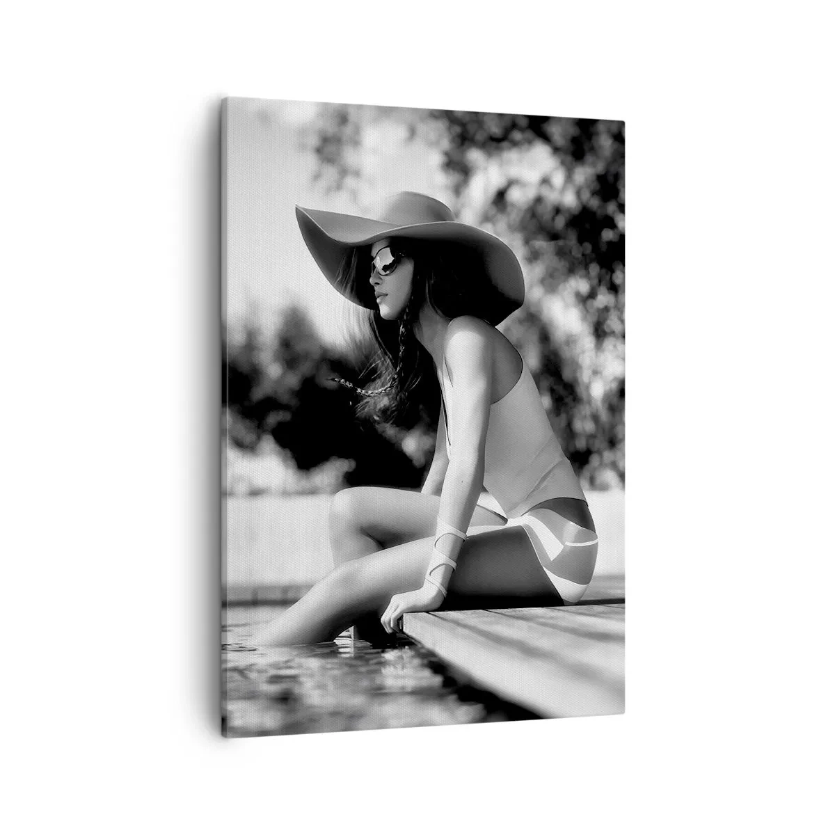 Bild auf Leinwand - Leinwandbild - Frau mit Hut am Pool in Schwarz und Weiß - 50x70cm - Sommertraum - Moderne Wanddekoration für Wohnzimmer und Schlafzimmer ARTTOR