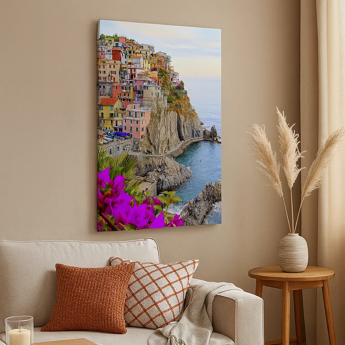Bild auf Leinwand - Leinwandbild - Bunte Häuser auf einer Klippe mit Blick auf das Meer in einer malerischen Landschaft - 50x70cm - Lachende Stadt - Moderne Wanddekoration für Wohnzimmer und Schlafzimmer ARTTOR
