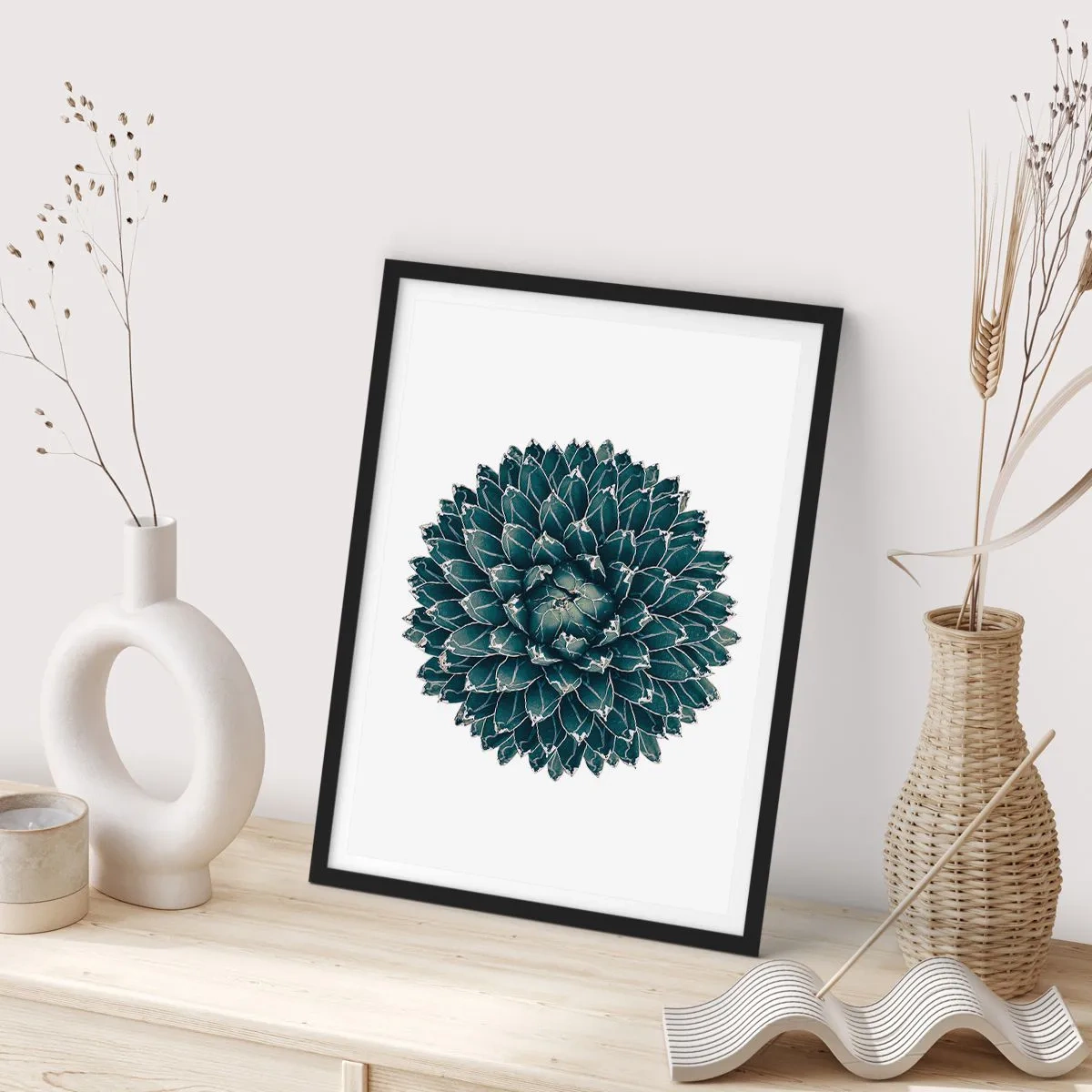 Poster in einem schwarzem Rahmen - Detail einer Sukkulente mit symmetrischer Blattanordnung - 50x70cm - Stern der Wüste - Moderne Wanddekoration für Wohnzimmer und Schlafzimmer ARTTOR