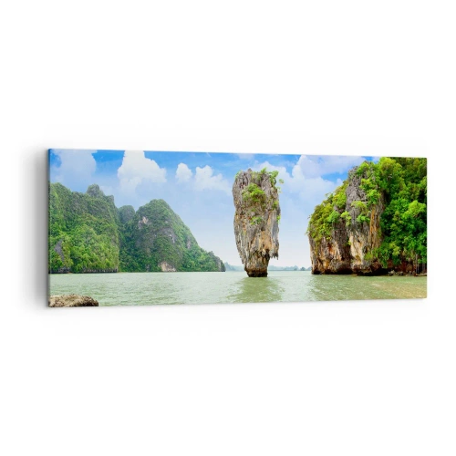 Bild auf Leinwand - Leinwandbild - Eine exotische Felsformation, umgeben von Wasser und Grün unter einem blauen Himmel. - 140x50cm - Felsige Wunder der Natur - Moderne Wanddekoration für Wohnzimmer und Schlafzimmer ARTTOR