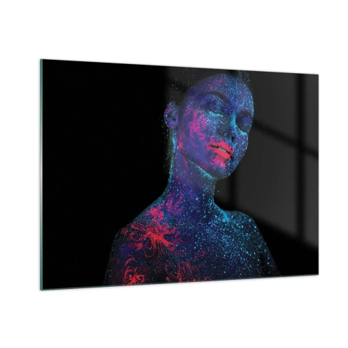 Glasbild - Bild auf glas - Porträt einer Frau mit fluoreszierender Körperbemalung - 100x70cm - Im Sternenstaub - Moderne Wanddekoration für Wohnzimmer und Schlafzimmer ARTTOR