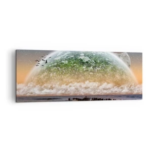 Bild auf Leinwand - Leinwandbild - Eine fantastische Landschaft mit einem großen Planeten über dem Meer und einem Holzsteg. - 140x50cm - Und die Welt tauchte aus dem Wasser auf - Moderne Wanddekoration für Wohnzimmer und Schlafzimmer ARTTOR