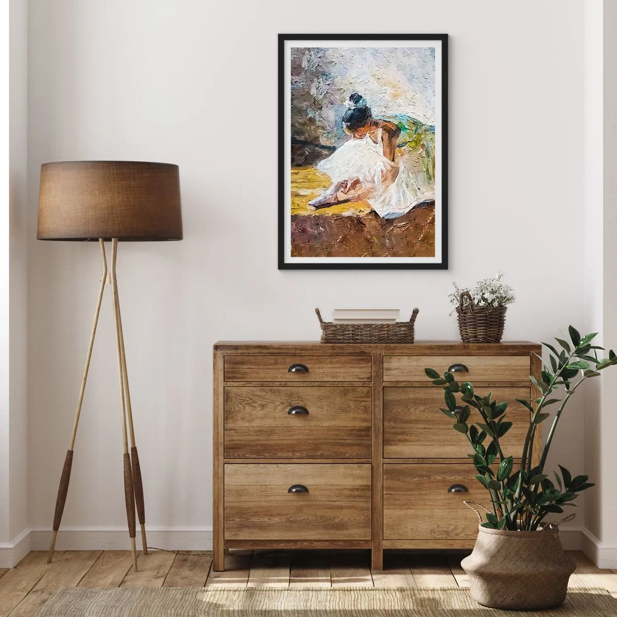 Poster in einem schwarzem Rahmen - Eine Ballerina in einem weißen Kleid lehnt vor einer malerischen Kulisse. - 50x70cm - Aus einem Gemälde von Degas - Moderne Wanddekoration für Wohnzimmer und Schlafzimmer ARTTOR
