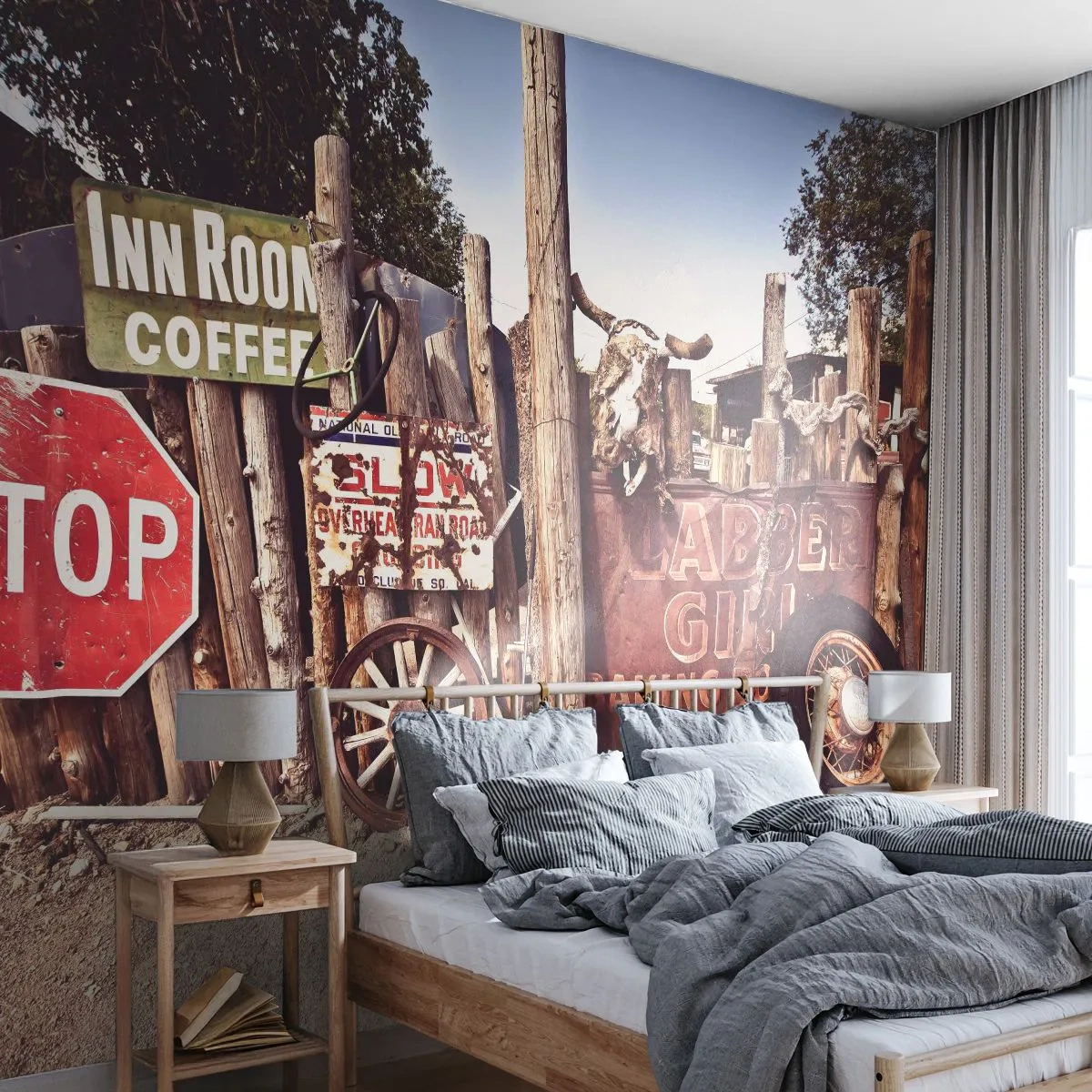 Fototapete Premium Sand - Rustikale Westernschilder und Dekorationen an einem Holzzaun - 100x70cm - Und die Zeit ist stehen geblieben - Moderne Wanddekoration für Wohnzimmer und Schlafzimmer ARTTOR
