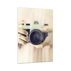 Glasbild - Bild auf glas - Eine Person, die eine klassische Kamera in den Händen hält - 50x70cm - Um mehr zu sehen ... - Moderne Wanddekoration für Wohnzimmer und Schlafzimmer ARTTOR