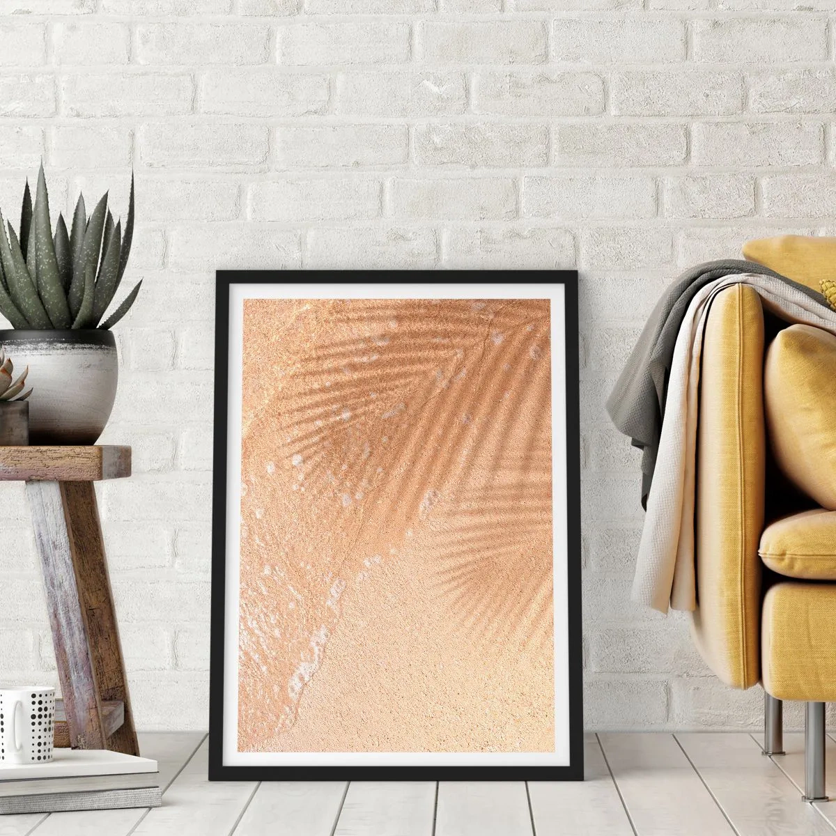 Poster in einem schwarzem Rahmen - Der Schatten der Palmblätter auf dem goldenen Sand des Strandes - 50x70cm - Der Schatten eines heißen Sommers - Moderne Wanddekoration für Wohnzimmer und Schlafzimmer ARTTOR
