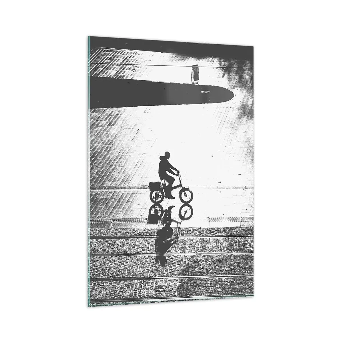 Glasbild - Bild auf glas - Schwarz-weiße Silhouette eines Radfahrers auf einer nassen Straße - 80x120cm - Vor sich hin durch die Stadt - Moderne Wanddekoration für Wohnzimmer und Schlafzimmer ARTTOR
