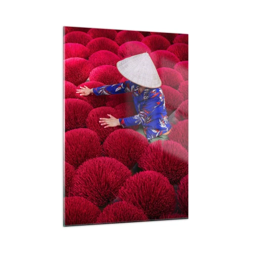 Glasbild - Bild auf glas - Ein Arbeiter zwischen roten Räucherstäbchen vor einem gemusterten Hintergrund - 50x70cm - Im Reisfeld - Moderne Wanddekoration für Wohnzimmer und Schlafzimmer ARTTOR