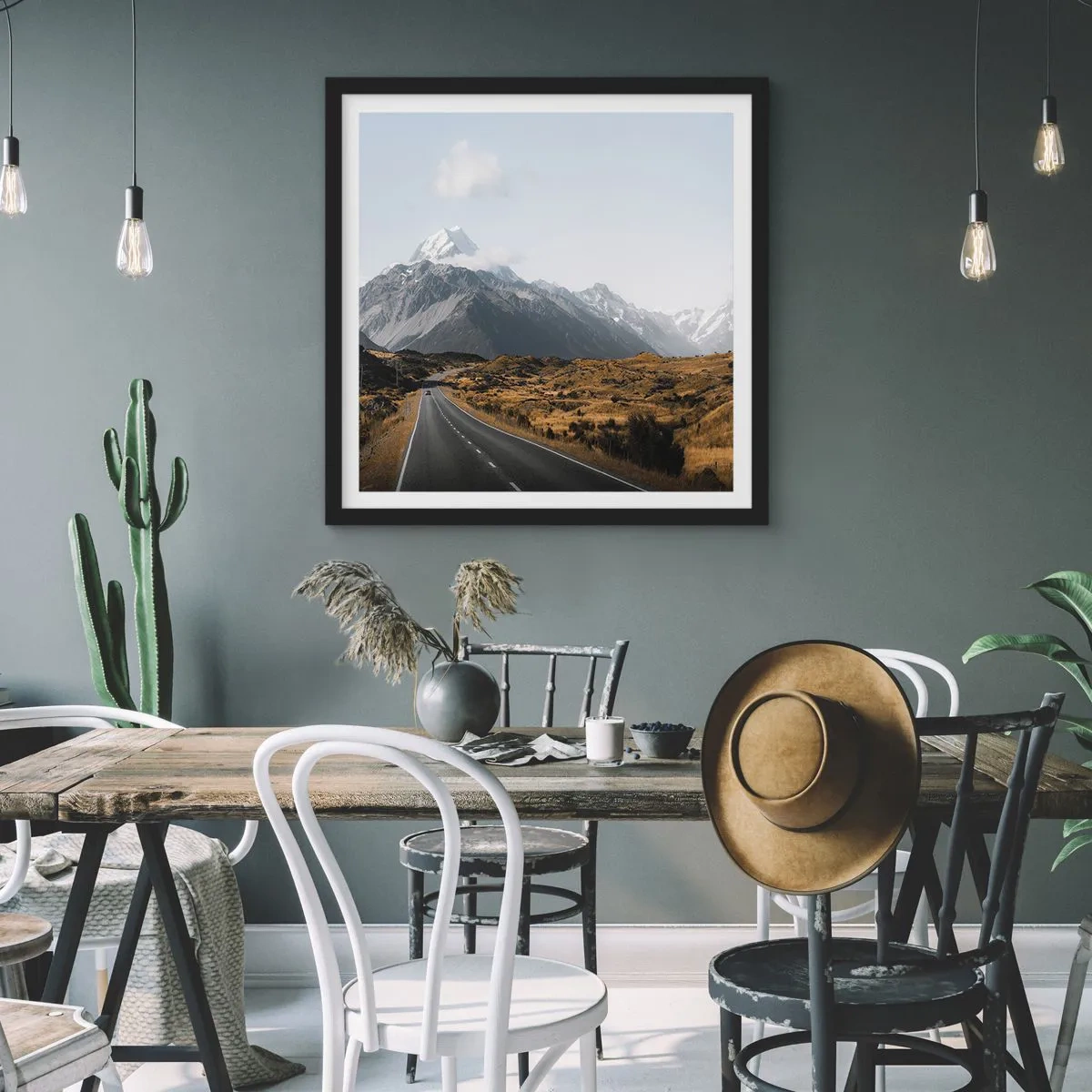 Poster in einem schwarzem Rahmen - Der Weg ins Herz der Berge - 40x40 cm