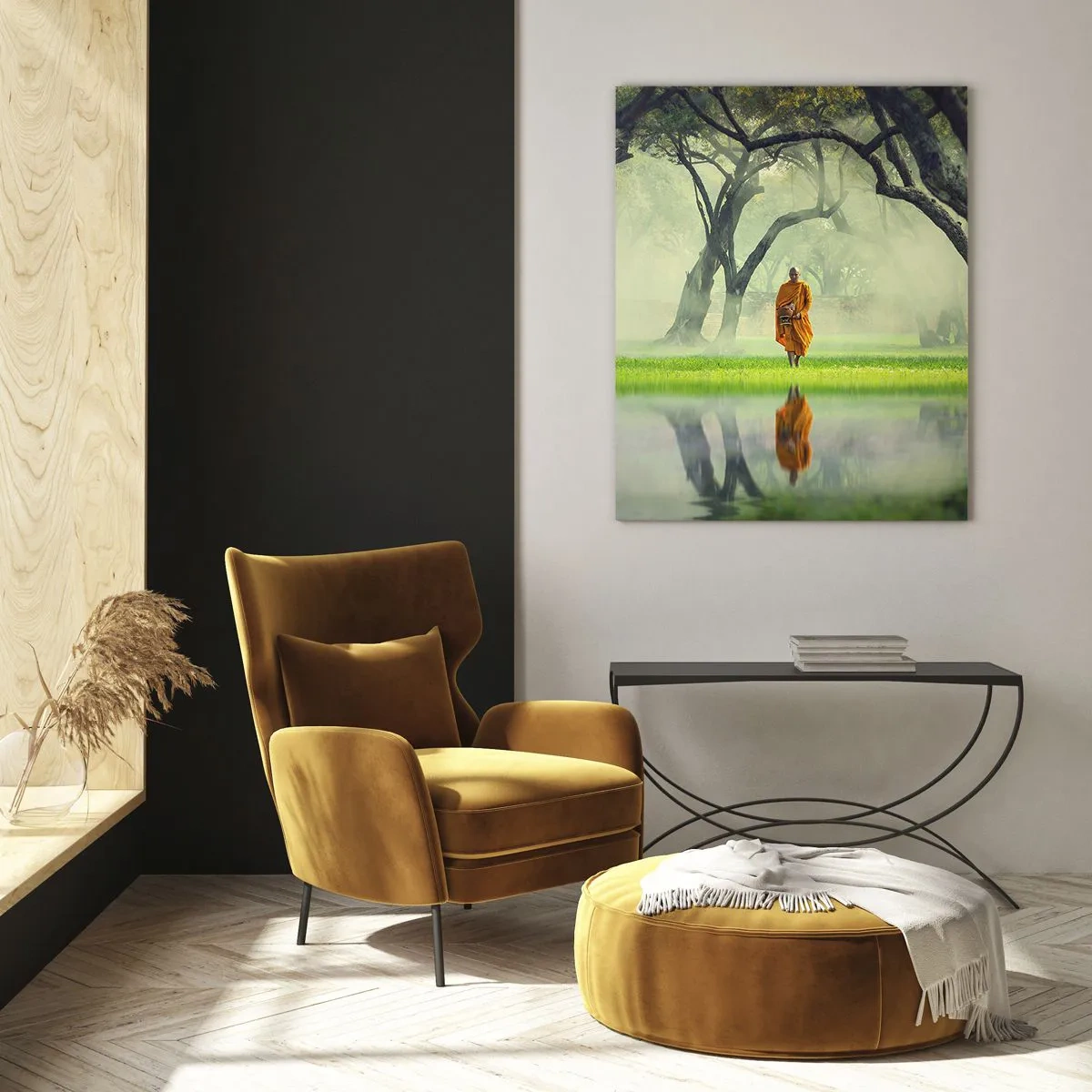 Glasbild - Bild auf glas - Ein Mönch in einer orangefarbenen Robe in einem Wald mit nebligem Hintergrund und Spiegelung im Wasser. - 70x100cm - Auf dem Weg zur Erleuchtung - Moderne Wanddekoration für Wohnzimmer und Schlafzimmer ARTTOR