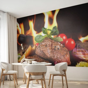 Fototapete Premium Canvas - Gegrilltes Steak mit Beilagen vor dem Hintergrund der Flammen - 100x70cm - Von Hitze gezaubert - Moderne Wanddekoration für Wohnzimmer und Schlafzimmer ARTTOR