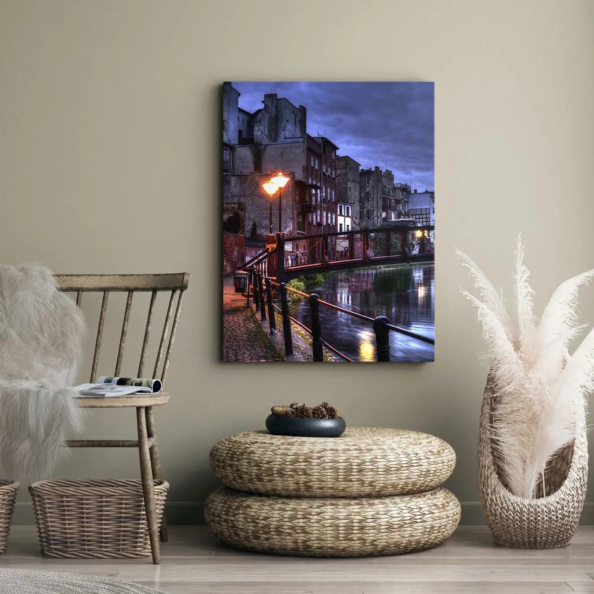 Bild auf Leinwand - Leinwandbild - Abendlicher Blick auf die Mietshäuser und die Brücke über den Kanal - 50x70cm - Solches Bydgoszcz kannte man nicht - Moderne Wanddekoration für Wohnzimmer und Schlafzimmer ARTTOR